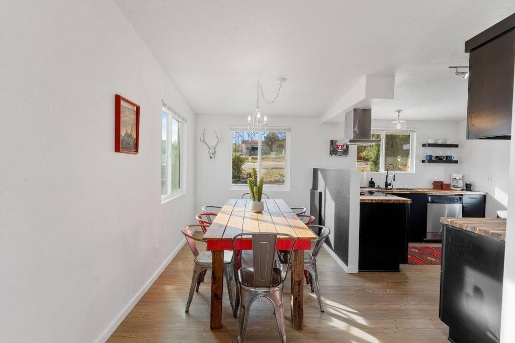Cozy Stylish Home In The Heart Of Jt Village Джошуа-Трі Екстер'єр фото